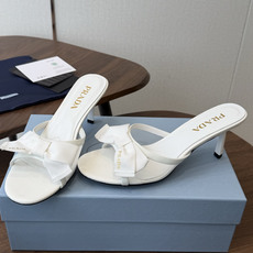 Prada 26ss普拉达最新走秀款圆头蝴蝶结高跟鞋 复古老钱风露跟凉鞋时尚界久违的极简之美 时髦又精致 Prada 26ss普拉达最新走秀款圆头蝴蝶结高跟鞋 复古老钱风露跟凉鞋时尚界久违的极简之美 时髦又精致