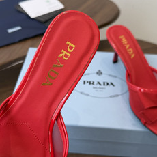 Prada 26ss普拉达最新走秀款圆头蝴蝶结高跟鞋 复古老钱风露跟凉鞋时尚界久违的极简之美 时髦又精致 Prada 26ss普拉达最新走秀款圆头蝴蝶结高跟鞋 复古老钱风露跟凉鞋时尚界久违的极简之美 时髦又精致
