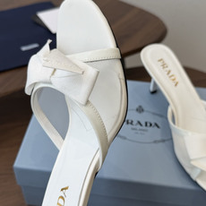 Prada 26ss普拉达最新走秀款圆头蝴蝶结高跟鞋 复古老钱风露跟凉鞋时尚界久违的极简之美 时髦又精致 Prada 26ss普拉达最新走秀款圆头蝴蝶结高跟鞋 复古老钱风露跟凉鞋时尚界久违的极简之美 时髦又精致