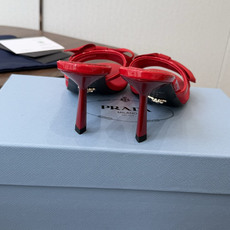 Prada 26ss普拉达最新走秀款圆头蝴蝶结高跟鞋 复古老钱风露跟凉鞋时尚界久违的极简之美 时髦又精致 Prada 26ss普拉达最新走秀款圆头蝴蝶结高跟鞋 复古老钱风露跟凉鞋时尚界久违的极简之美 时髦又精致