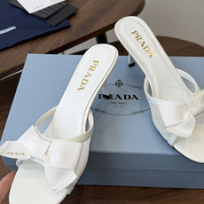 Prada 26ss普拉达最新走秀款圆头蝴蝶结高跟鞋 复古老钱风露跟凉鞋时尚界久违的极简之美 时髦又精致 Prada 26ss普拉达最新走秀款圆头蝴蝶结高跟鞋 复古老钱风露跟凉鞋时尚界久违的极简之美 时髦又精致