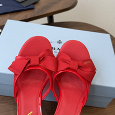 Prada 26ss普拉达最新走秀款圆头蝴蝶结高跟鞋 复古老钱风露跟凉鞋时尚界久违的极简之美 时髦又精致 Prada 26ss普拉达最新走秀款圆头蝴蝶结高跟鞋 复古老钱风露跟凉鞋时尚界久违的极简之美 时髦又精致