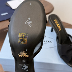 Prada 26ss普拉达最新走秀款圆头蝴蝶结高跟鞋 复古老钱风露跟凉鞋时尚界久违的极简之美 时髦又精致 Prada 26ss普拉达最新走秀款圆头蝴蝶结高跟鞋 复古老钱风露跟凉鞋时尚界久违的极简之美 时髦又精致