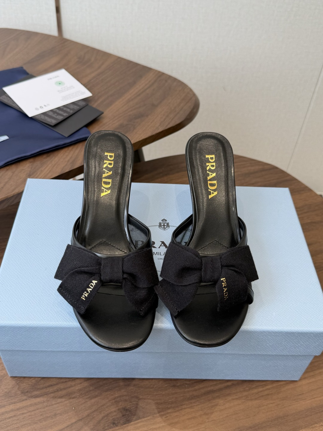 Prada 26ss普拉达最新走秀款圆头蝴蝶结高跟鞋 复古老钱风露跟凉鞋时尚界久违的极简之美 时髦又精致