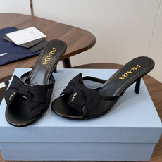 Prada 26ss普拉达最新走秀款圆头蝴蝶结高跟鞋 复古老钱风露跟凉鞋时尚界久违的极简之美 时髦又精致 Prada 26ss普拉达最新走秀款圆头蝴蝶结高跟鞋 复古老钱风露跟凉鞋时尚界久违的极简之美 时髦又精致
