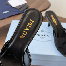 Prada 26ss普拉达最新走秀款圆头蝴蝶结高跟鞋 复古老钱风露跟凉鞋时尚界久违的极简之美 时髦又精致 Prada 26ss普拉达最新走秀款圆头蝴蝶结高跟鞋 复古老钱风露跟凉鞋时尚界久违的极简之美 时髦又精致