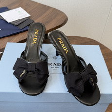 Prada 26ss普拉达最新走秀款圆头蝴蝶结高跟鞋 复古老钱风露跟凉鞋时尚界久违的极简之美 时髦又精致 Prada 26ss普拉达最新走秀款圆头蝴蝶结高跟鞋 复古老钱风露跟凉鞋时尚界久违的极简之美 时髦又精致