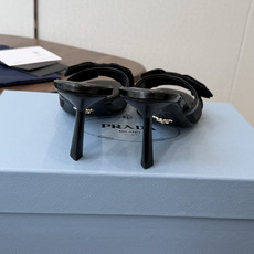 Prada 26ss普拉达最新走秀款圆头蝴蝶结高跟鞋 复古老钱风露跟凉鞋时尚界久违的极简之美 时髦又精致 Prada 26ss普拉达最新走秀款圆头蝴蝶结高跟鞋 复古老钱风露跟凉鞋时尚界久违的极简之美 时髦又精致