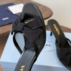 Prada 26ss普拉达最新走秀款圆头蝴蝶结高跟鞋 复古老钱风露跟凉鞋时尚界久违的极简之美 时髦又精致 Prada 26ss普拉达最新走秀款圆头蝴蝶结高跟鞋 复古老钱风露跟凉鞋时尚界久违的极简之美 时髦又精致