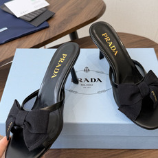 Prada 26ss普拉达最新走秀款圆头蝴蝶结高跟鞋 复古老钱风露跟凉鞋时尚界久违的极简之美 时髦又精致 Prada 26ss普拉达最新走秀款圆头蝴蝶结高跟鞋 复古老钱风露跟凉鞋时尚界久违的极简之美 时髦又精致