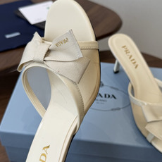 Prada 26ss普拉达最新走秀款圆头蝴蝶结高跟鞋 复古老钱风露跟凉鞋时尚界久违的极简之美 时髦又精致 Prada 26ss普拉达最新走秀款圆头蝴蝶结高跟鞋 复古老钱风露跟凉鞋时尚界久违的极简之美 时髦又精致