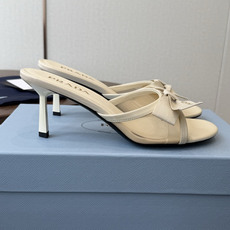 Prada 26ss普拉达最新走秀款圆头蝴蝶结高跟鞋 复古老钱风露跟凉鞋时尚界久违的极简之美 时髦又精致 Prada 26ss普拉达最新走秀款圆头蝴蝶结高跟鞋 复古老钱风露跟凉鞋时尚界久违的极简之美 时髦又精致