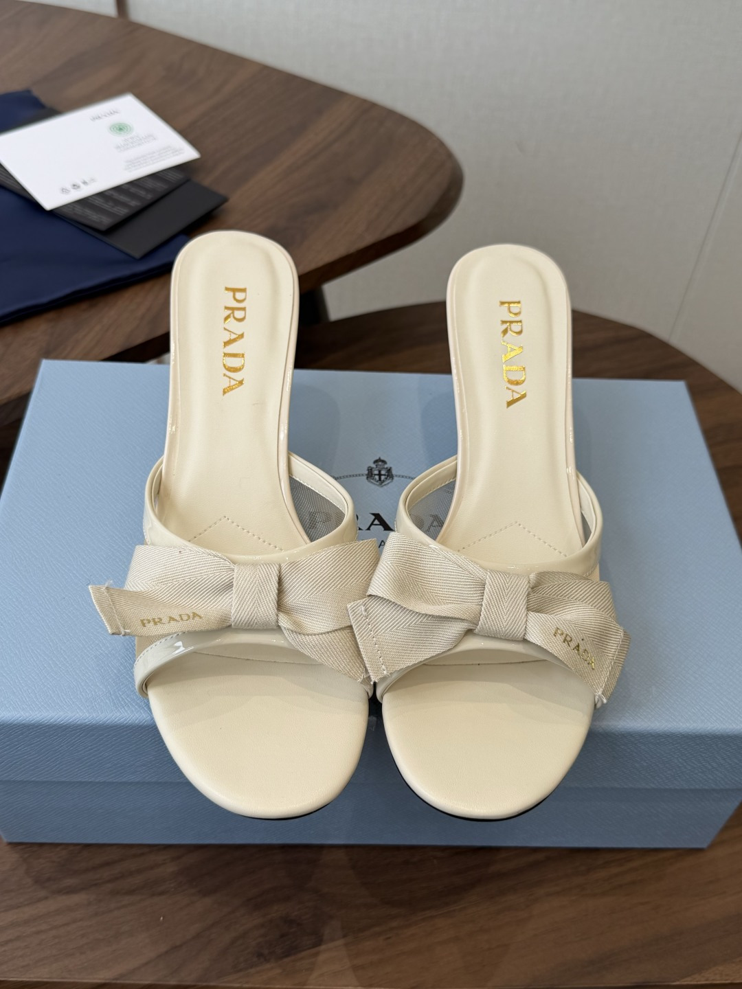 Prada 26ss普拉达最新走秀款圆头蝴蝶结高跟鞋 复古老钱风露跟凉鞋时尚界久违的极简之美 时髦又精致