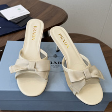 Prada 26ss普拉达最新走秀款圆头蝴蝶结高跟鞋 复古老钱风露跟凉鞋时尚界久违的极简之美 时髦又精致 Prada 26ss普拉达最新走秀款圆头蝴蝶结高跟鞋 复古老钱风露跟凉鞋时尚界久违的极简之美 时髦又精致