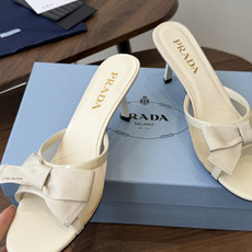 Prada 26ss普拉达最新走秀款圆头蝴蝶结高跟鞋 复古老钱风露跟凉鞋时尚界久违的极简之美 时髦又精致 Prada 26ss普拉达最新走秀款圆头蝴蝶结高跟鞋 复古老钱风露跟凉鞋时尚界久违的极简之美 时髦又精致