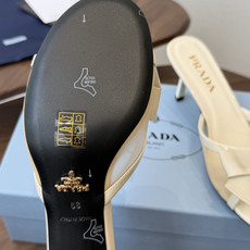 Prada 26ss普拉达最新走秀款圆头蝴蝶结高跟鞋 复古老钱风露跟凉鞋时尚界久违的极简之美 时髦又精致 Prada 26ss普拉达最新走秀款圆头蝴蝶结高跟鞋 复古老钱风露跟凉鞋时尚界久违的极简之美 时髦又精致