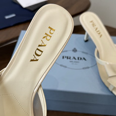 Prada 26ss普拉达最新走秀款圆头蝴蝶结高跟鞋 复古老钱风露跟凉鞋时尚界久违的极简之美 时髦又精致 Prada 26ss普拉达最新走秀款圆头蝴蝶结高跟鞋 复古老钱风露跟凉鞋时尚界久违的极简之美 时髦又精致