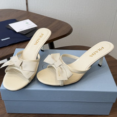 Prada 26ss普拉达最新走秀款圆头蝴蝶结高跟鞋 复古老钱风露跟凉鞋时尚界久违的极简之美 时髦又精致 Prada 26ss普拉达最新走秀款圆头蝴蝶结高跟鞋 复古老钱风露跟凉鞋时尚界久违的极简之美 时髦又精致