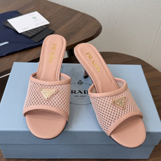 Prada 普拉达26ss 春夏鞋头 电绣点缀, 宛如女神脖子上的项链,上脚包裹性非常好,上脚跟显瘦,真 Prada 普拉达26ss 春夏鞋头 电绣点缀, 宛如女神脖子上的项链,上脚包裹性非常好,上脚跟显瘦,真