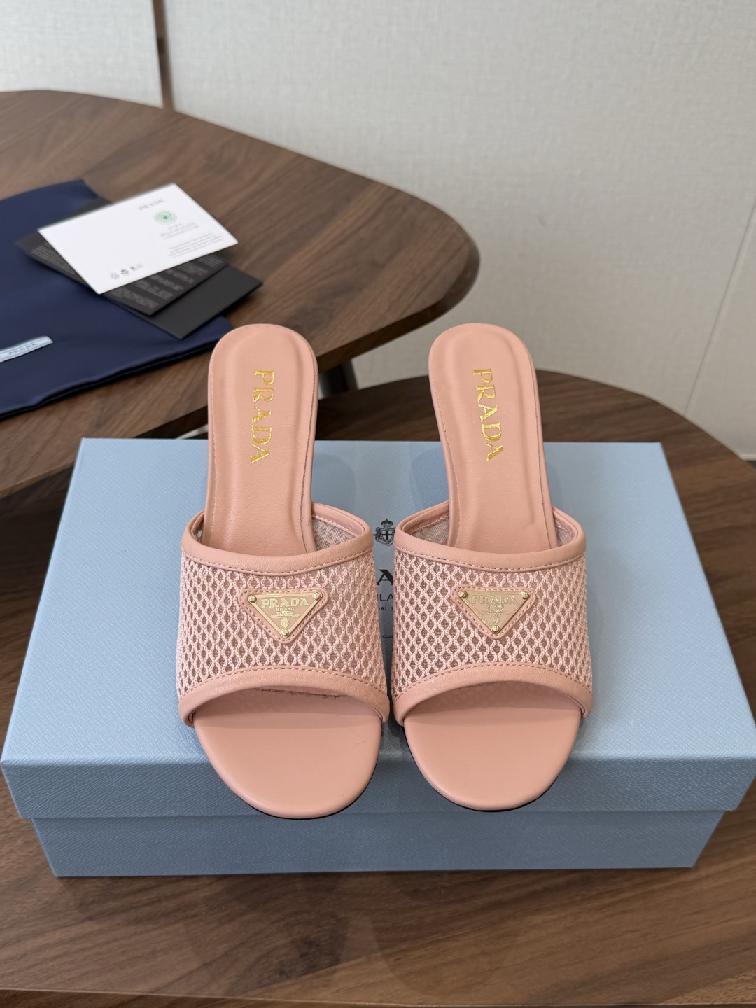 Prada 普拉达26ss 春夏鞋头 电绣点缀， 宛如女神脖子上的项链，上脚包裹性非常好，上脚跟显瘦，真
