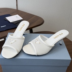 Prada 普拉达26ss 春夏鞋头 电绣点缀, 宛如女神脖子上的项链,上脚包裹性非常好,上脚跟显瘦,真 Prada 普拉达26ss 春夏鞋头 电绣点缀, 宛如女神脖子上的项链,上脚包裹性非常好,上脚跟显瘦,真