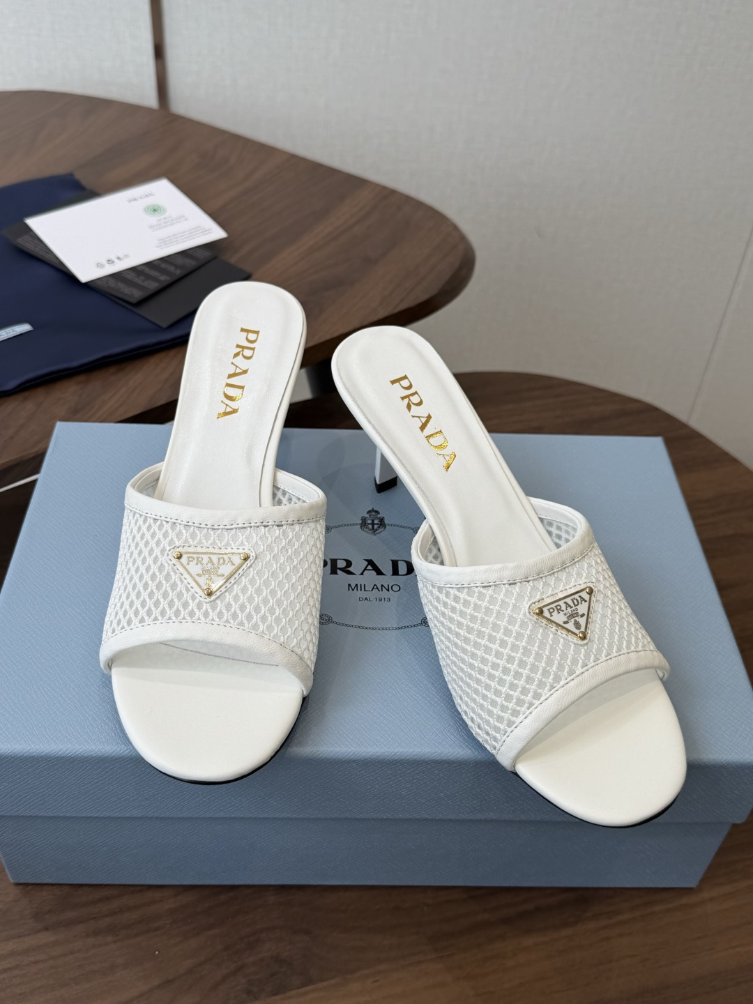 Prada 普拉达26ss 春夏鞋头 电绣点缀, 宛如女神脖子上的项链,上脚包裹性非常好,上脚跟显瘦,真 Prada 普拉达26ss 春夏鞋头 电绣点缀, 宛如女神脖子上的项链,上脚包裹性非常好,上脚跟显瘦,真