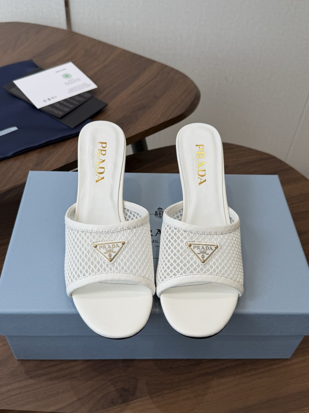 Prada 普拉达26ss 春夏鞋头 电绣点缀， 宛如女神脖子上的项链，上脚包裹性非常好，上脚跟显瘦，真
