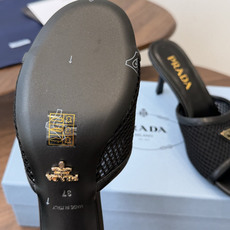 Prada 普拉达26ss 春夏鞋头 电绣点缀, 宛如女神脖子上的项链,上脚包裹性非常好,上脚跟显瘦,真 Prada 普拉达26ss 春夏鞋头 电绣点缀, 宛如女神脖子上的项链,上脚包裹性非常好,上脚跟显瘦,真