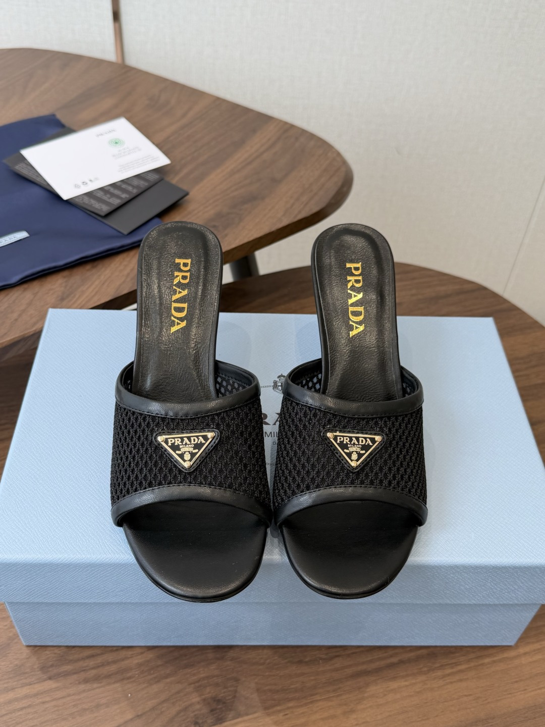 Prada 普拉达26ss 春夏鞋头 电绣点缀， 宛如女神脖子上的项链，上脚包裹性非常好，上脚跟显瘦，真