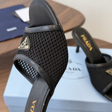 Prada 普拉达26ss 春夏鞋头 电绣点缀, 宛如女神脖子上的项链,上脚包裹性非常好,上脚跟显瘦,真 Prada 普拉达26ss 春夏鞋头 电绣点缀, 宛如女神脖子上的项链,上脚包裹性非常好,上脚跟显瘦,真