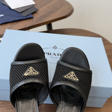Prada 普拉达26ss 春夏鞋头 电绣点缀, 宛如女神脖子上的项链,上脚包裹性非常好,上脚跟显瘦,真 Prada 普拉达26ss 春夏鞋头 电绣点缀, 宛如女神脖子上的项链,上脚包裹性非常好,上脚跟显瘦,真