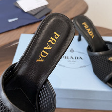 Prada 普拉达26ss 春夏鞋头 电绣点缀, 宛如女神脖子上的项链,上脚包裹性非常好,上脚跟显瘦,真 Prada 普拉达26ss 春夏鞋头 电绣点缀, 宛如女神脖子上的项链,上脚包裹性非常好,上脚跟显瘦,真