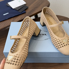 Prada 26ss普拉达最新走秀款圆头蝴蝶结高跟鞋 复古老钱风露跟凉鞋时尚界久违的极简之美 时髦又精致 Prada 26ss普拉达最新走秀款圆头蝴蝶结高跟鞋 复古老钱风露跟凉鞋时尚界久违的极简之美 时髦又精致