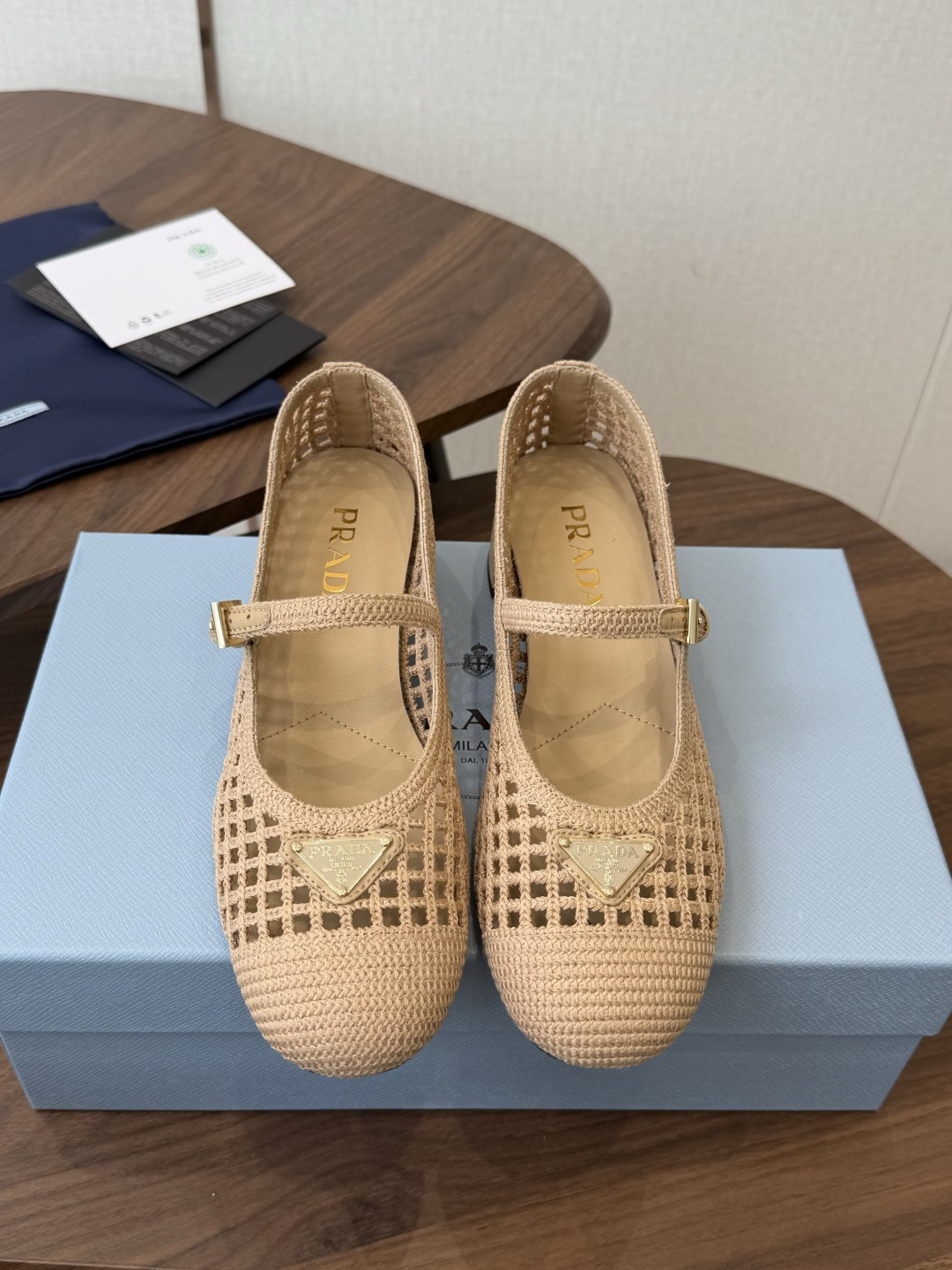 Prada 26ss普拉达最新走秀款圆头蝴蝶结高跟鞋 复古老钱风露跟凉鞋时尚界久违的极简之美 时髦又精致