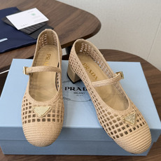 Prada 26ss普拉达最新走秀款圆头蝴蝶结高跟鞋 复古老钱风露跟凉鞋时尚界久违的极简之美 时髦又精致 Prada 26ss普拉达最新走秀款圆头蝴蝶结高跟鞋 复古老钱风露跟凉鞋时尚界久违的极简之美 时髦又精致