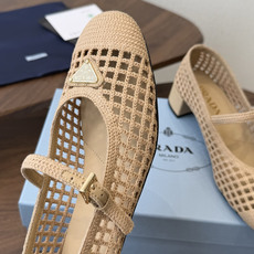 Prada 26ss普拉达最新走秀款圆头蝴蝶结高跟鞋 复古老钱风露跟凉鞋时尚界久违的极简之美 时髦又精致 Prada 26ss普拉达最新走秀款圆头蝴蝶结高跟鞋 复古老钱风露跟凉鞋时尚界久违的极简之美 时髦又精致