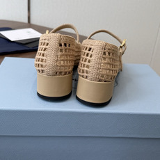 Prada 26ss普拉达最新走秀款圆头蝴蝶结高跟鞋 复古老钱风露跟凉鞋时尚界久违的极简之美 时髦又精致 Prada 26ss普拉达最新走秀款圆头蝴蝶结高跟鞋 复古老钱风露跟凉鞋时尚界久违的极简之美 时髦又精致