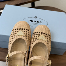 Prada 26ss普拉达最新走秀款圆头蝴蝶结高跟鞋 复古老钱风露跟凉鞋时尚界久违的极简之美 时髦又精致 Prada 26ss普拉达最新走秀款圆头蝴蝶结高跟鞋 复古老钱风露跟凉鞋时尚界久违的极简之美 时髦又精致