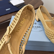 Prada 26ss普拉达最新走秀款圆头蝴蝶结高跟鞋 复古老钱风露跟凉鞋时尚界久违的极简之美 时髦又精致 Prada 26ss普拉达最新走秀款圆头蝴蝶结高跟鞋 复古老钱风露跟凉鞋时尚界久违的极简之美 时髦又精致