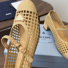 Prada 26ss普拉达最新走秀款圆头蝴蝶结高跟鞋 复古老钱风露跟凉鞋时尚界久违的极简之美 时髦又精致 Prada 26ss普拉达最新走秀款圆头蝴蝶结高跟鞋 复古老钱风露跟凉鞋时尚界久违的极简之美 时髦又精致