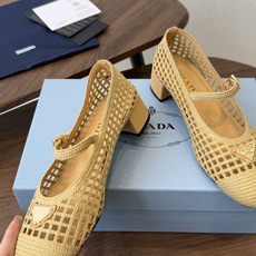 Prada 26ss普拉达最新走秀款圆头蝴蝶结高跟鞋 复古老钱风露跟凉鞋时尚界久违的极简之美 时髦又精致 Prada 26ss普拉达最新走秀款圆头蝴蝶结高跟鞋 复古老钱风露跟凉鞋时尚界久违的极简之美 时髦又精致