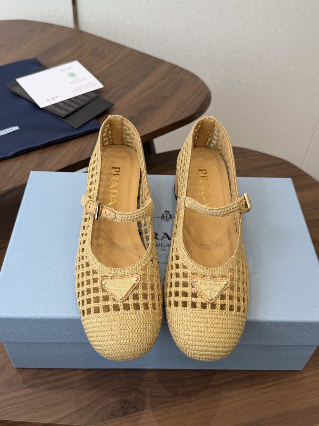 Prada 26ss普拉达最新走秀款圆头蝴蝶结高跟鞋 复古老钱风露跟凉鞋时尚界久违的极简之美 时髦又精致