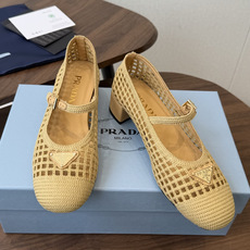 Prada 26ss普拉达最新走秀款圆头蝴蝶结高跟鞋 复古老钱风露跟凉鞋时尚界久违的极简之美 时髦又精致 Prada 26ss普拉达最新走秀款圆头蝴蝶结高跟鞋 复古老钱风露跟凉鞋时尚界久违的极简之美 时髦又精致