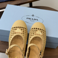 Prada 26ss普拉达最新走秀款圆头蝴蝶结高跟鞋 复古老钱风露跟凉鞋时尚界久违的极简之美 时髦又精致 Prada 26ss普拉达最新走秀款圆头蝴蝶结高跟鞋 复古老钱风露跟凉鞋时尚界久违的极简之美 时髦又精致
