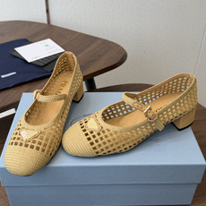 Prada 26ss普拉达最新走秀款圆头蝴蝶结高跟鞋 复古老钱风露跟凉鞋时尚界久违的极简之美 时髦又精致 Prada 26ss普拉达最新走秀款圆头蝴蝶结高跟鞋 复古老钱风露跟凉鞋时尚界久违的极简之美 时髦又精致