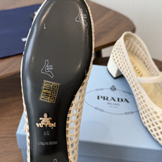 Prada 26ss普拉达最新走秀款圆头蝴蝶结高跟鞋 复古老钱风露跟凉鞋时尚界久违的极简之美 时髦又精致 Prada 26ss普拉达最新走秀款圆头蝴蝶结高跟鞋 复古老钱风露跟凉鞋时尚界久违的极简之美 时髦又精致