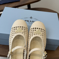 Prada 26ss普拉达最新走秀款圆头蝴蝶结高跟鞋 复古老钱风露跟凉鞋时尚界久违的极简之美 时髦又精致 Prada 26ss普拉达最新走秀款圆头蝴蝶结高跟鞋 复古老钱风露跟凉鞋时尚界久违的极简之美 时髦又精致
