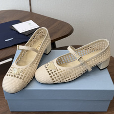 Prada 26ss普拉达最新走秀款圆头蝴蝶结高跟鞋 复古老钱风露跟凉鞋时尚界久违的极简之美 时髦又精致 Prada 26ss普拉达最新走秀款圆头蝴蝶结高跟鞋 复古老钱风露跟凉鞋时尚界久违的极简之美 时髦又精致