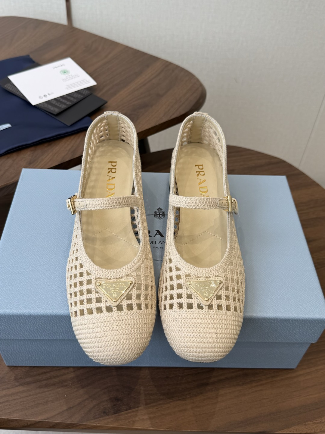 Prada 26ss普拉达最新走秀款圆头蝴蝶结高跟鞋 复古老钱风露跟凉鞋时尚界久违的极简之美 时髦又精致