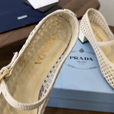 Prada 26ss普拉达最新走秀款圆头蝴蝶结高跟鞋 复古老钱风露跟凉鞋时尚界久违的极简之美 时髦又精致 Prada 26ss普拉达最新走秀款圆头蝴蝶结高跟鞋 复古老钱风露跟凉鞋时尚界久违的极简之美 时髦又精致